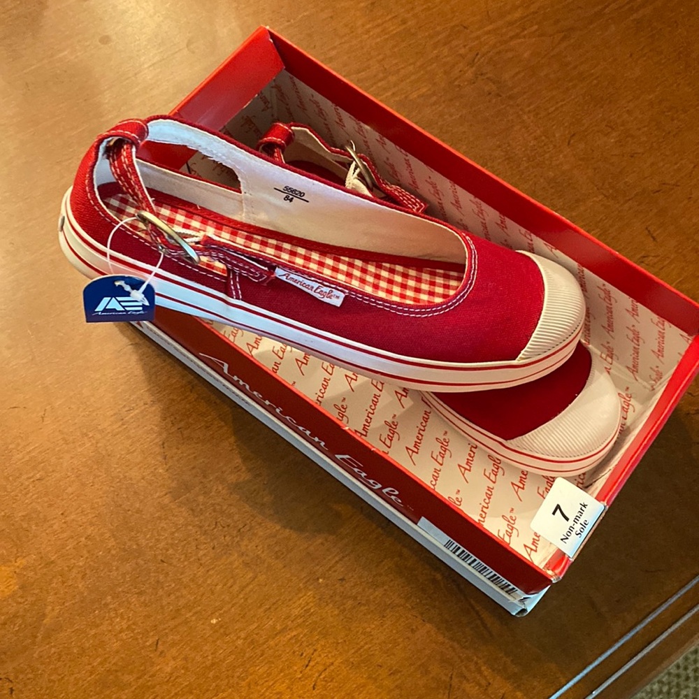 Womens size 7 American Eagle red tennis shoes